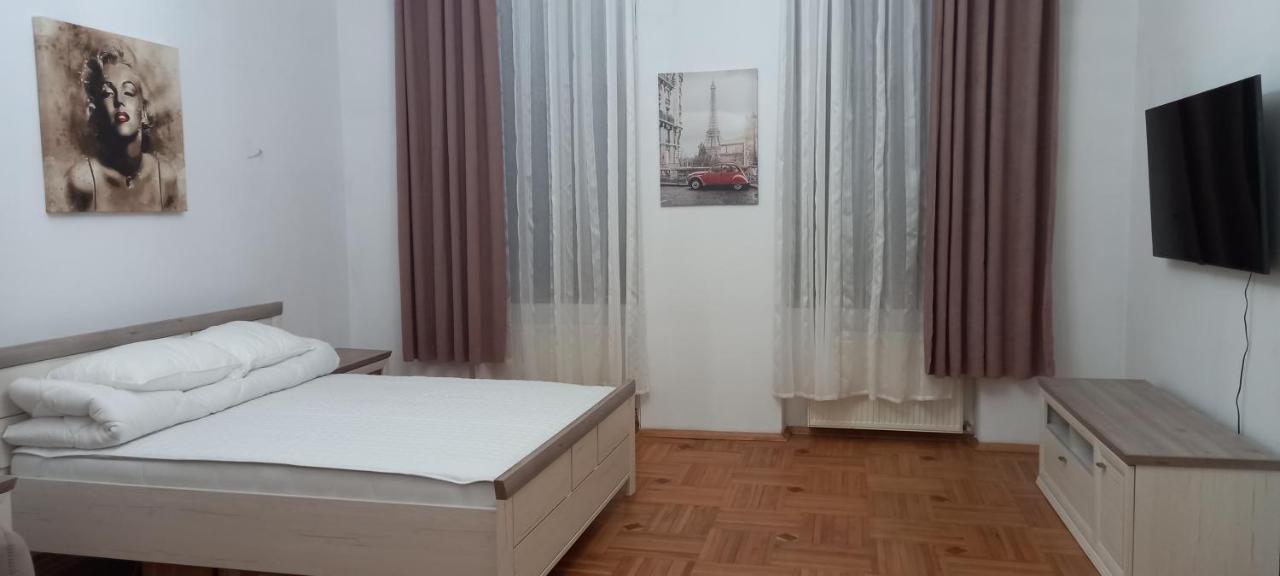 Двох Рівневі Апартаменти В Центрі Lviv Exteriör bild